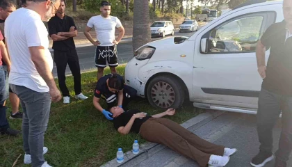 Direksiyon hakimiyetini kaybeden sürücü palmiyeye çarptı