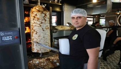 Dönercilerden Adana usulü serinleme: Vücutlarına kalıp buz koyuyorlar