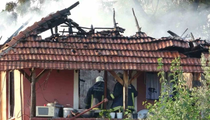Dumanları fark edince 2 torununu da alarak çıktı, evinin üst katı küle döndü