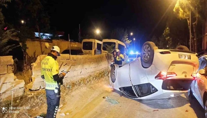 Duvara ve başka bir araca çarpıp takla attı, araçtan çıkıp kayıplara karıştı