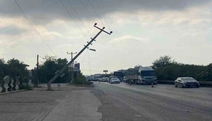 Elektrik direğine çarpan tır, trafiği tehlikeye soktu