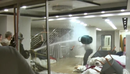 Eşinin mağazasına girip gelinliklerin üzerlerine kolonya döktü, tüpe çakmağı dayayınca tazyikli suyu yedi