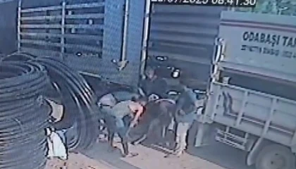 Geri manevra yapan kamyon ile tırın arasında sıkıştı