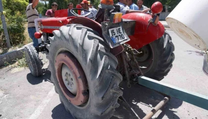 Hafif ticari araç ile traktör çarpıştı: 7 kişi yaralandı