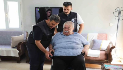 Hatay Büyükşehir Belediyesinden 2 engelli vatandaşa tekerlekli sandalye desteği