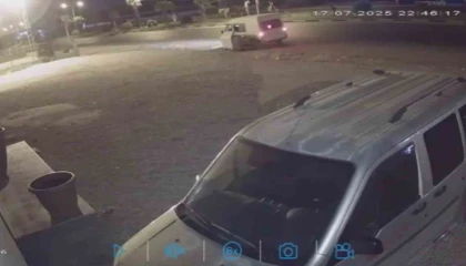 Hırsızların yol kenarında duran çöp konteynerini araca yükleyip çaldığı anlar kamerada