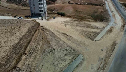 İlçede yıllardır bitmeyen yol vatandaşları isyan ettirdi