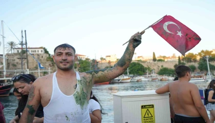 Kabotaj coşkusu Antalyada denizle buluştu, geleneksel bayrak yarışı nefes kesti