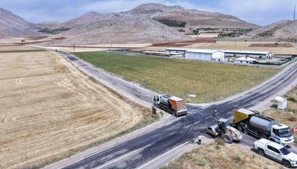 Kahramanmaraşın Elbistan yolları büyükşehir belediyesince yenileniyor