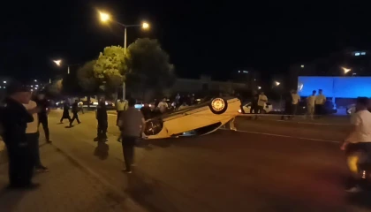 Kahramanmaraşta hafif ticari araçla çarpışan otomobil takla attı: 1 ağır yaralı