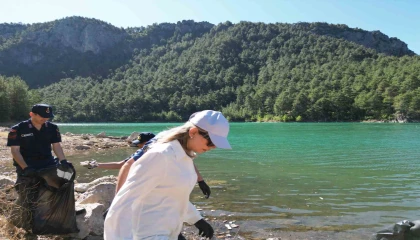 Kamu görevlileri, orman yangınına karşı atık topladı