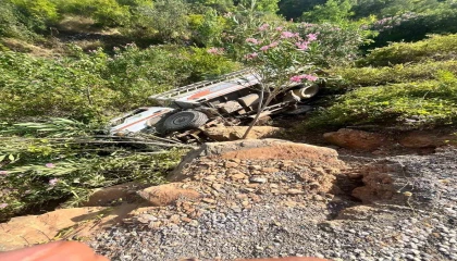 Kamyonet şarampole uçtu: 3 yaralı