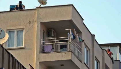 Karısına kızıp çatıya çıktı, itfaiye erlerine köşe kapmaca oynattı