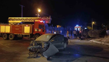 Kavşakta otomobiller çarpıştı: 3 yaralı