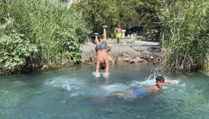Kavurucu sıcaktan bunalan vatandaşlar, soluğu buz gibi suyuyla mest eden doğal kaynak suyunda aldılar
