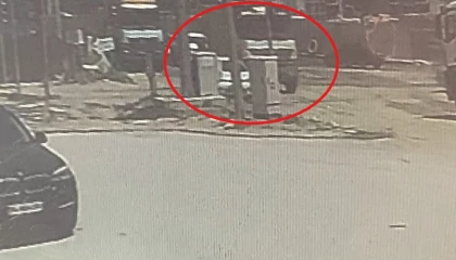 Kaza yapan araçların altında ezilmekten son anda kurtuldu