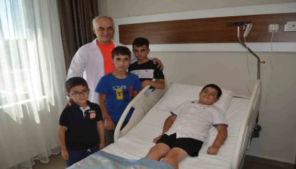 Kemik kısalığı olan Efenin önce sağ kolu uzatıldı şimdi ise sol kolu için tedavi görüyor