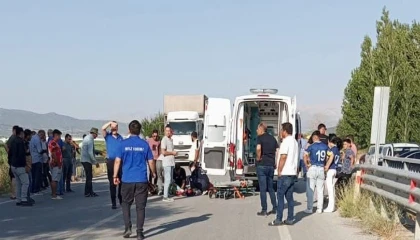 Lüks otomobile çarpan motosikletin sürücüsü ağır yaralandı