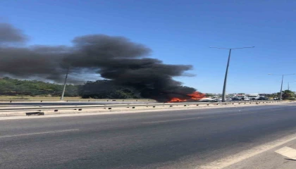 Manavgatta bariyerlere çarpan otomobil alev aldı: 2 yaralı