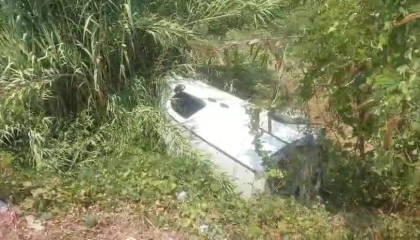 Manavgatta hafif ticari araç boş sulama kanalına devrildi: 1 yaralı