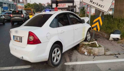 Manavgatta iki otomobil kavşakta çarpıştı: 1 yaralı