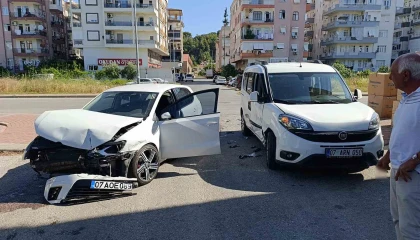 Manavgatta otomobil ile hafif ticari araç çarpıştı: 1 yaralı