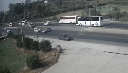 Manavgatta otomobilin U dönüşü sonrası kaza anı kamerada