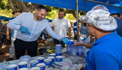 Manavgatta vatandaşlara aşure ikram edildi