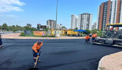 Mersinde bozuk yollar tek tek yenileniyor