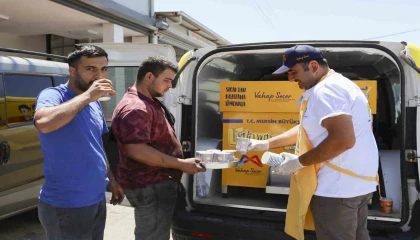 Mersinde emekçilere 120 bin bardak limonata dağıtıldı