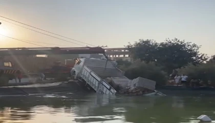 Mersinde freni patlayan kamyon sulama havuzuna düştü