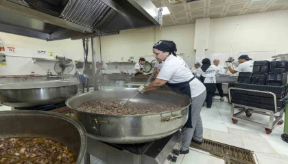 Mersinde her gün bin 900 haneye sıcak yemek ulaştırılıyor