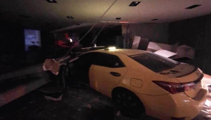 Mersinde kontrolden çıkan ticari taksi mağazaya daldı