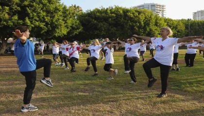Mersinde sabah sporları deniz kenarında yoğun ilgiyle devam ediyor