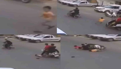 Mersinde yola fırlayan çocuğa motosikletler çarptı