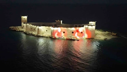 Mersinin simgesi Kızkalesi Ay Yıldızla aydınlandı