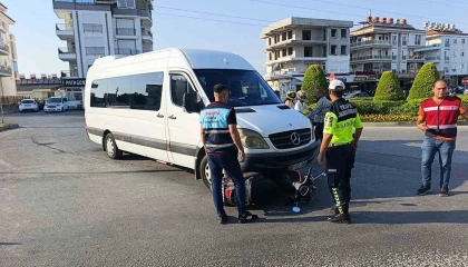 Minibüsün altında kalmaktan kıl payı kurtuldu