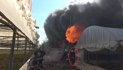 Mobilya atölyesi yangınında faciadan dönüldü: Duvar çöktü, itfaiye erleri son anda kurtuldu