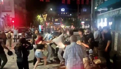 Motosiklet sürücüsü ile yaya arasında çıkan kavgada tekme ve yumruklar havada uçuştu