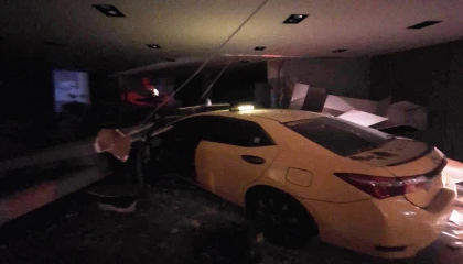 Motosiklete çarpan ticari taksi mağazaya daldı: 1 yaralı