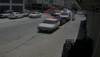 Motosikletli, kamyonetin altında kalmaktan son anda kurtuldu