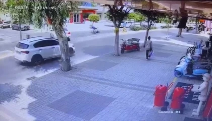 Önüne çıkan otomobili görünce motosikletiyle birlikte yola savruldu