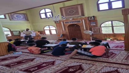 Örnek imam, hem çocukların gönlünü kazanıyor hem de Kur-an eğitimi veriyor