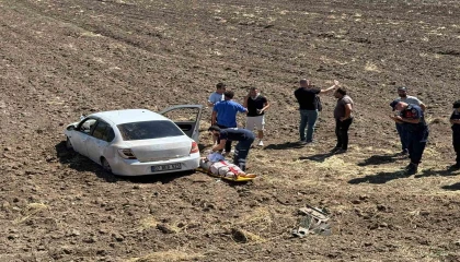 Osmaniyede direksiyon hakimiyetini kaybeden sürücü tarlaya uçtu