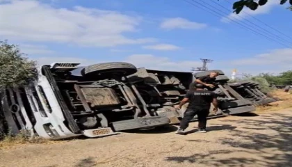 Osmaniyede kontrolden çıkan tır devrildi: 2 yaralı