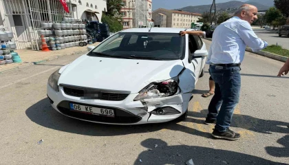 Osmaniyede otomobiller çarpıştı: 1 yaralı