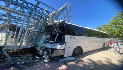 Otel servis otobüsü, midibüs ve kamyonun karıştığı kazada 21 kişi yaralandı