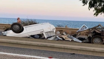 Otomobil bariyerlere çarptı: 1 ölü, 1 yaralı