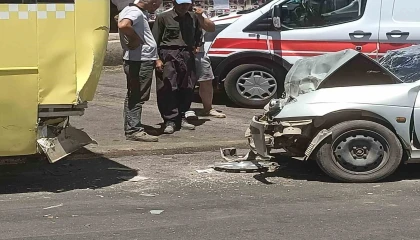 Otomobil otobüse çarptı: 2 yaralı