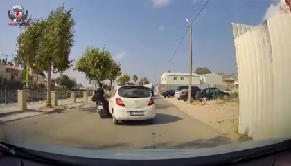 Otomobille çarpışan motosikletteki 2 kişi yola savruldu: O anlar kamerada